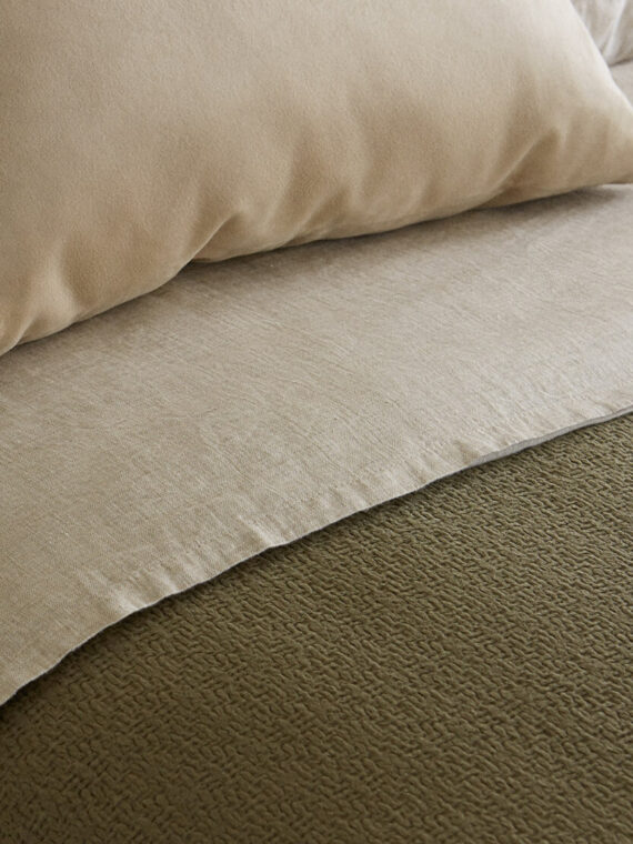 Bedspread with Contrast Edge